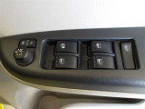 パワーウィンドウスイッチで運転席から全席の窓の開閉ができます。