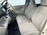 運転席周りはシンプルで操作しやすい配置。必要な情報を一目で確認できます。快適な運転環境をサポートします。使いやすさを重視しています。