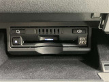 高速道路で便利な【ETC2.0】を装備しています。光ビーコン搭載で渋滞情報などナビゲーションと連動することで機能も充実いたします。他、観光施設に立ち寄るための高速料金割引サービス等もございます。