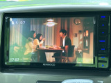 停車中にテレビや映像を楽しめる機能が搭載されています。休憩時間などに、リラックスした時間を過ごせます。快適な移動をサポートします。