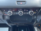 運転席・助手席からエアコン操作が可能で、冬場に活躍するシートヒーターも装備しております!