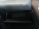 車検証などの収納に便利なグローブボックスです。