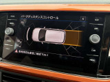 障害物との距離をセンサーで検知するパークディスタンスコントロール。音とディスプレイ表示で駐車時の安心感を高めます。