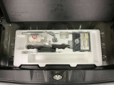 【サブトランク】ラゲッジ下には、スペアタイヤの替わりとなる応急タイヤパンク修理キットも備え付けられています。