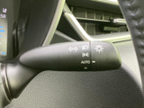 操作しやすい位置に配置され、直感的に操作可能です。スムーズな車線変更や右左折をサポートしますので、安全確認を行いながら操作してください。