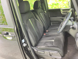 前席はゆったりとした座面と背もたれで、運転席と助手席それぞれにヘッドレストを備えています。足元にもゆとりがあり、乗り降りしやすい開放的な空間で過ごせます。