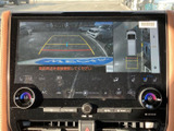 後方映像に加えて車両周辺の様子も表示され、駐車時の確認をサポートします。ガイド線も画面上に示されるため、車庫入れや狭い場所での取り回しに役立つ装備です。