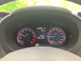 速度や各種情報をまとめて確認できるメーターで、運転に必要な情報を視線移動を抑えて把握しやすい配置です。表示が整理され、走行前の確認や日々の運転時にも見やすく、安心感につながります。