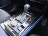 【オートブレーキホールド】停車中にブレーキペダルから足を放しても、ブレーキを自動的に制御して、車両の停車状態を保持する機能です。信号待ちなどの停車時に運転者の負担を軽減します。