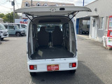 バックドアは雨でも荷が濡れにくい上開き跳ね上げ式。間口も広いので作業もはかどりそうですね!