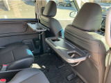 前席背面には格納式のテーブルを装備。ちょっとした荷物が掛けられて便利なコンビニフック付です。