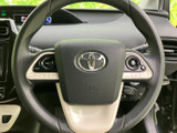 手元に複数のスイッチがまとまり、運転姿勢を大きく変えずに各種操作へ移りやすい構成です。握りやすい形状で、日々の運転を支える装備です。