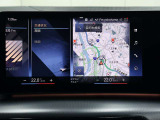 速度やナビゲーションなどドライビングに必要な情報をヘッドアップディスプレイに表示。視線を大きく動かす事なく必要な情報を確認出来る為運転への集中を自然にサポートします。安全面を考慮したテクノロジーです。