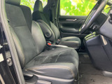 前席は座面と背もたれにゆとりを感じる形状で、運転席からの視界も広く確保されています。落ち着いた色調の室内で、毎日の乗り降りも自然です。