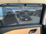 窓からの日射しが眩しいときにサッと引き出せるサンシェード