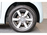 純正のアルミホイールが足元を飾ります!タイヤサイズは155/65R14を装備しております!