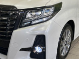 【LEDヘッドライト】悪天候や夜間走行時も良好な視界を確保し安心して運転できる高輝度LEDヘッドライトを装備!点灯速度が早く、消費電力も抑えられています。