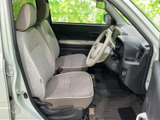 広々とした室内空間は、ゆったりとくつろげる空間。運転席からの視界も広く、運転しやすいです。快適なドライブをサポートします。