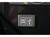 データ通信/給電用と給電用のUSBポートが装備されています。iPhoneやスマートフォンを繋いで音楽を再生したり、充電したり。車内にあると便利なアイテムのひとつですね!