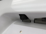 後退時に車両の後ろ側をモニター画面に表示します。車庫入れなどでバックする際に後方確認ができて便利です。車庫入れが苦手な人もこれで安心。