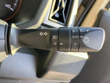操作しやすいウインカーレバーは、安全な車線変更をサポートします。直感的に操作できるので、運転に集中できますね。