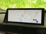 地図を大きく表示でき、画面上で現在地や周辺道路を確認しやすいナビゲーションです。目的地設定やルート確認など、初めての場所への移動にも便利にお使いいただけます。