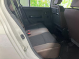 後席は座面と背もたれにゆとりを感じるつくりで、落ち着いた色合いが車内にまとまりを与えています。窓から外の様子を見渡しやすく、ご家族や同乗者にも過ごしやすい空間となっています。