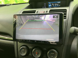 車両後方の様子を画面で確認でき、駐車時の周囲確認をサポートします。目安となるラインも表示されるため、バックでの駐車や狭い場所での切り返しに便利です。
