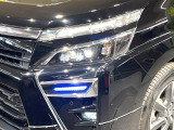 【LEDヘッドライト】悪天候や夜間走行時も良好な視界を確保し安心して運転できる高輝度LEDヘッドライトを装備!点灯速度が早く、消費電力も抑えられています。