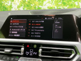 ラジオの放送局が一覧で表示され、選局時に候補を見比べやすい画面です。メニューも同じ画面内にまとまり、移動中の音楽やラジオ選びに活用できます。