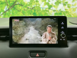 テレビ番組を画面に映し出せる装備で、停車中の休憩時間などに映像をお楽しみいただけます。操作メニューも画面下に並び、必要な機能を選びやすい配置になっています。