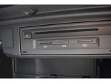 CD、DVD、SDカード挿入スロットはグローブボックスにございます