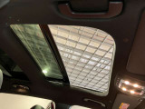 パノラミックスライディングルーフで明るい車内をお楽しみいただけます。UVカットで日差しの強い日も安心です。
