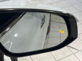【ブラインドスポットモニター】走行中、ドアミラーの死角になりやすい箇所に後続車が接近するとサイドミラーのレンズに警告を表示!ドライバーに注意喚起をしてくれます。