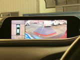 後方の映像に加え、車両周辺を俯瞰した表示も確認できます。駐車時に周囲の状況を把握しやすく、狭い場所での車庫入れや切り返しをサポートする便利な装備です。