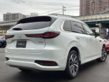 マツダのフラッグシップSUV、CX-80。全長約5mがもたらす伸びやかなプロポーションと、3列シートの快適な空間。路面にしっかりと踏ん張る、ワイド&ローで頼もしいリヤスタイリング。