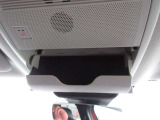 サングラスホルダーを備えたオーバーヘッドコンソールを装備。運転中に使う小物をスマートに収納でき、車内の整理整頓にも役立ちます。