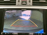 後方の様子を画面で確認でき、ガイド線も表示されるため、駐車時の周囲確認をサポートします。車庫入れや狭い場所での切り返しなど、日常の駐車をより落ち着いて行いたい方にうれしい装備です。