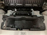 荷室下部にジャッキ工具類とパンク修理キットを収納しております。