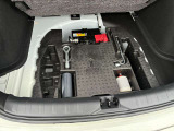 緊急用車載工具とパンク修理キット完備