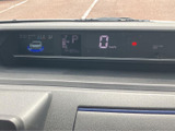 視認性の高いメーター類で、運転に必要な情報を的確に把握できます。運転状況が一目で分かる、機能的なデザインです。