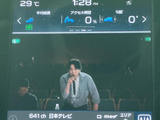 テレビ放送を画面で視聴できる装備を備えています。停車中の休憩時間などに映像を楽しめるため、車内で過ごす時間にも役立ちます。ご利用の際は、停車した状態でお楽しみください。