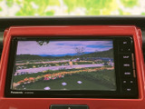 停車時には画面でテレビ映像を視聴でき、待ち時間を過ごす際にも便利です。映像が大きく表示され、操作ボタンも画面脇にまとまっているため、選択内容を確認しやすい仕様です。