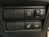 冷えた朝にうれしいステアリングヒーターを装備。パノラマカメラ表示に切り替えるVIEWスイッチも、運転席右側に配置されています。