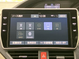 AM・FMやディスク、テレビなど、選べる音源が画面にまとめて表示されています。使いたい項目を見比べやすく、切り替え先を選びやすい構成。普段の移動中も好みに合わせて活用できます。