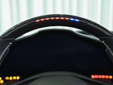 LED付カーボンファイバー製ステアリングホイールを装着し、エンジン回転数に合わせて点灯するLEDが操る楽しさを演出します。
