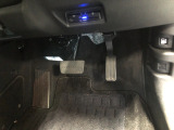 【運転席】アクセル、ブレーキはこのようになっております。