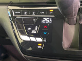 【オートエアコン】一度お好みの温度に設定すれば、車内の温度を検知し風量や温度を自動で調整。暑い&hellip;寒い&hellip;と何度もスイッチ操作をする必要はありません。快適な車内空間には必須の機能ですね♪