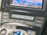 【オートエアコン】一度お好みの温度に設定すれば、車内の温度を検知し風量や温度を自動で調整。暑い&hellip;寒い&hellip;と何度もスイッチ操作をする必要はありません。快適な車内空間には必須の機能ですね♪