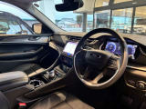ステアリングを握ればJeepワールドが目の前に広がります。